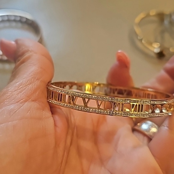 Gorgeous Roman numeral bangle bracelet in Yellow gold plated - Picture 3 of 6